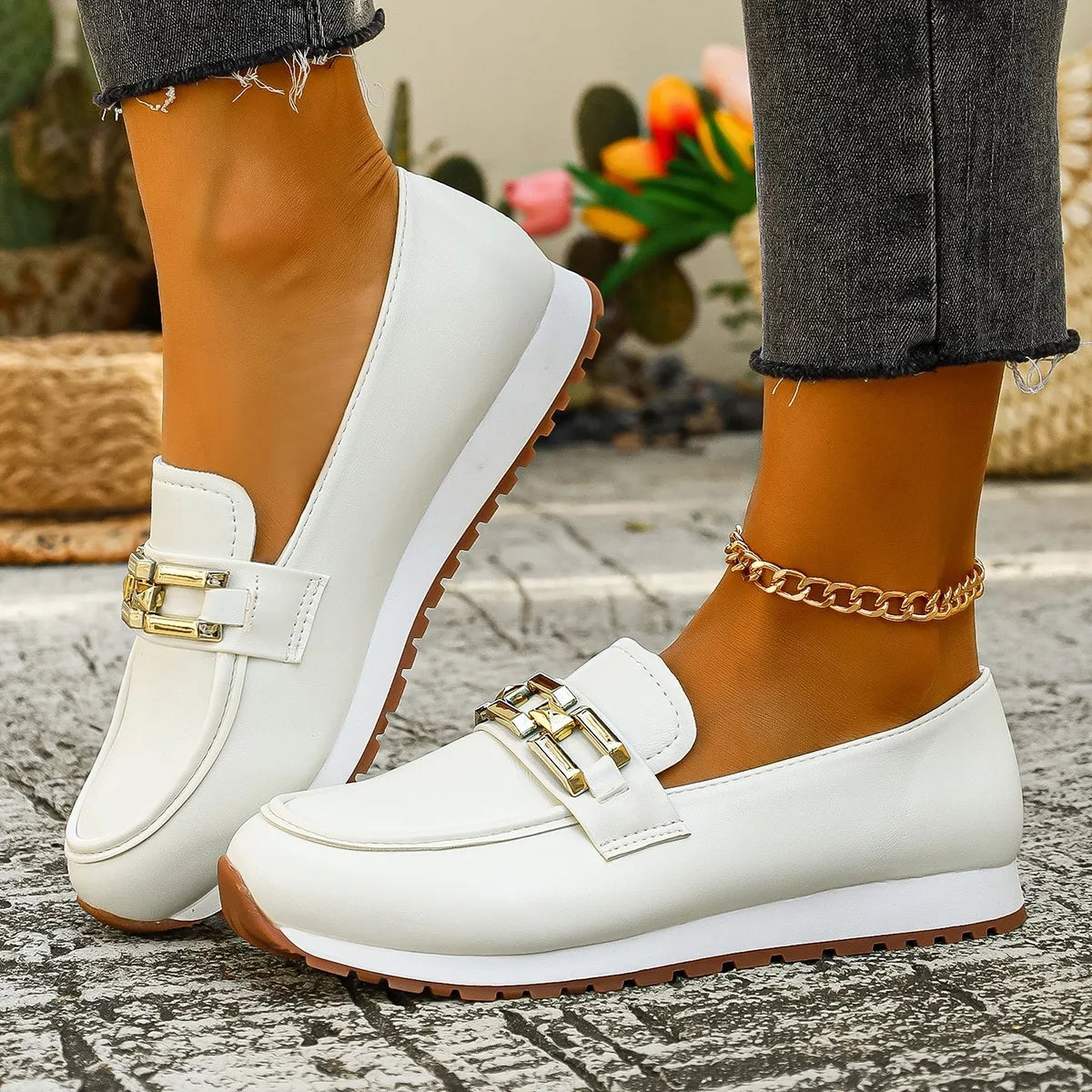ALHENA || Mocasines blancos con cadena dorada