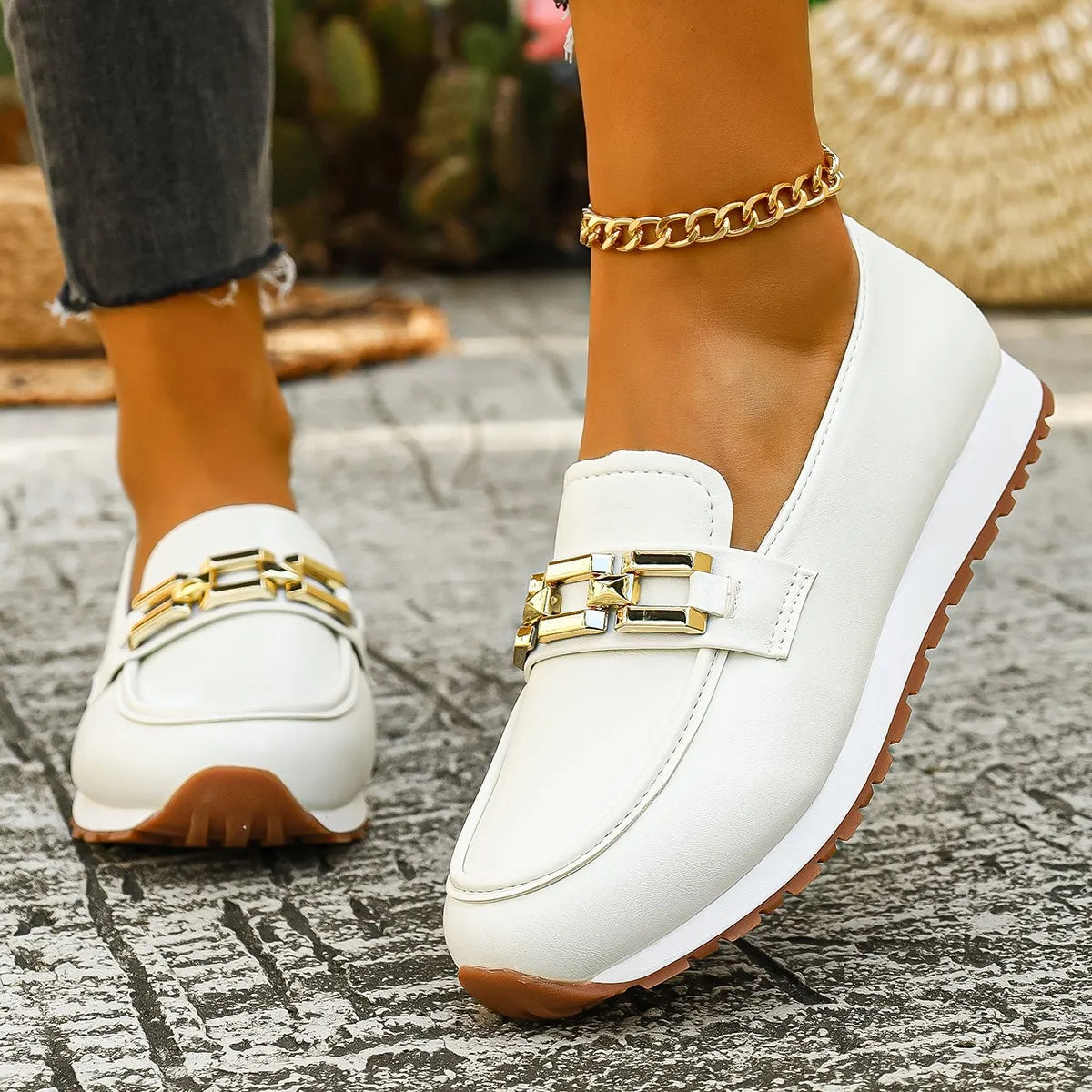 ALHENA  || Mocasines blancos con cadena dorada