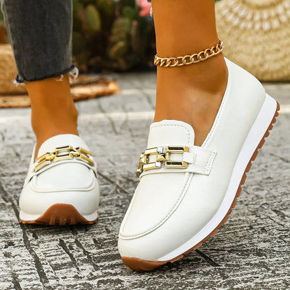ALHENA  || Mocasines blancos con cadena dorada