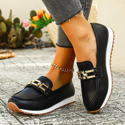 ALHENA  || Mocasines blancos con cadena dorada